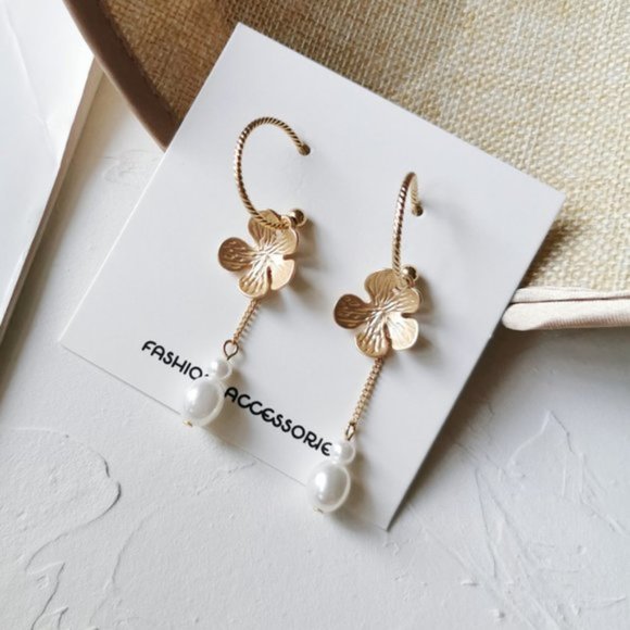 💙Sterling Silver SAKURA FAUX PEARL EARRING - Picture 2 of 8